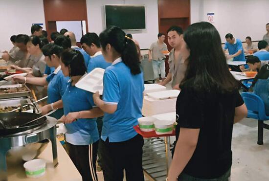 食堂承包公司不榨取員工伙食費靠什么賺錢？