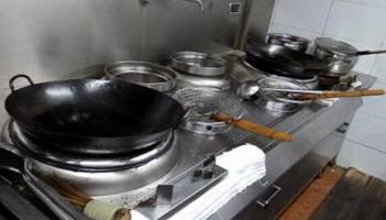 食堂燃?xì)庠罹? /> 
<h3>
	食堂燃?xì)庠罹?
</h3>
1、使用燃?xì)庠罹咔埃瑧?yīng)先檢查所有截門是否關(guān)閉，確認(rèn)無誤后，開啟總截門再進(jìn)行使用。<br />
2、操作時(shí)須嚴(yán)格執(zhí)行“火等氣”的原則，嚴(yán)禁先開氣后點(diǎn)火，以防爆燃。<br />
3、點(diǎn)火時(shí)，應(yīng)先點(diǎn)燃點(diǎn)火棒，再點(diǎn)燃長(zhǎng)明火，由長(zhǎng)明火點(diǎn)燃主火孔。嚴(yán)禁違章操作。<br />
4、間斷使用時(shí)，須先確認(rèn)長(zhǎng)明火是否長(zhǎng)明，如已熄滅，須按第三條重新操作。嚴(yán)禁盲目操作而發(fā)生燃?xì)庑孤丁?br />
5、使用完畢后，應(yīng)按程序先關(guān)小截門，再關(guān)中截門，最后關(guān)閉總截門。嚴(yán)禁只關(guān)總截門而不關(guān)中、小截門。<br />
6、凡使用者必須保持灶具設(shè)備干凈整潔、完好無損，發(fā)現(xiàn)問題及時(shí)報(bào)告。<br />
7、如發(fā)現(xiàn)燃?xì)庑孤兑⒓搓P(guān)閉總截門，迅速開窗通風(fēng)并及時(shí)報(bào)修。<br />
8、下班時(shí)，必須檢查所有燃?xì)饨亻T、電器開關(guān)是否關(guān)閉，確認(rèn)無誤后，方可下班離崗。<br />
<hr />
<img src=