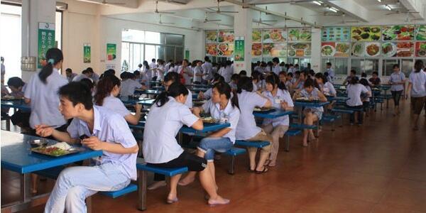 選擇將內部食堂對外承包能對企業帶來哪些好處？